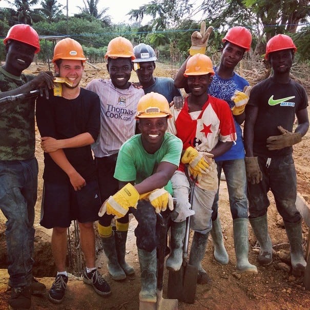 Construction volunteers in Afric, build a school, health clinic or information center
